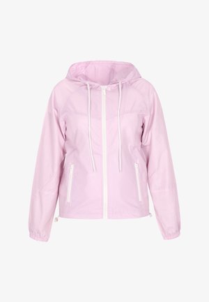 Veste imperméable rose légère avec capuche, fermeture éclair blanche et cordons de serrage ; dotée de deux poches zippées à l'avant et de poignets élastiques.