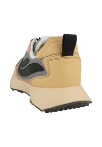 Sneaker med en grå nätovandel, svarta accenter, rosa överlägg och en beige hälkappa. Svart dragrem och strukturerad gummisula.