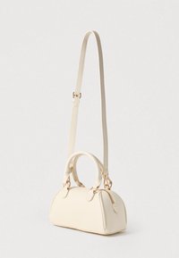 Witte handtas van imitatiel leer met een afgeronde vorm, korte bovenhandvatten en een afneembare schouderriem. Voorzien van goudkleurige beslagdetails en een ritssluiting.