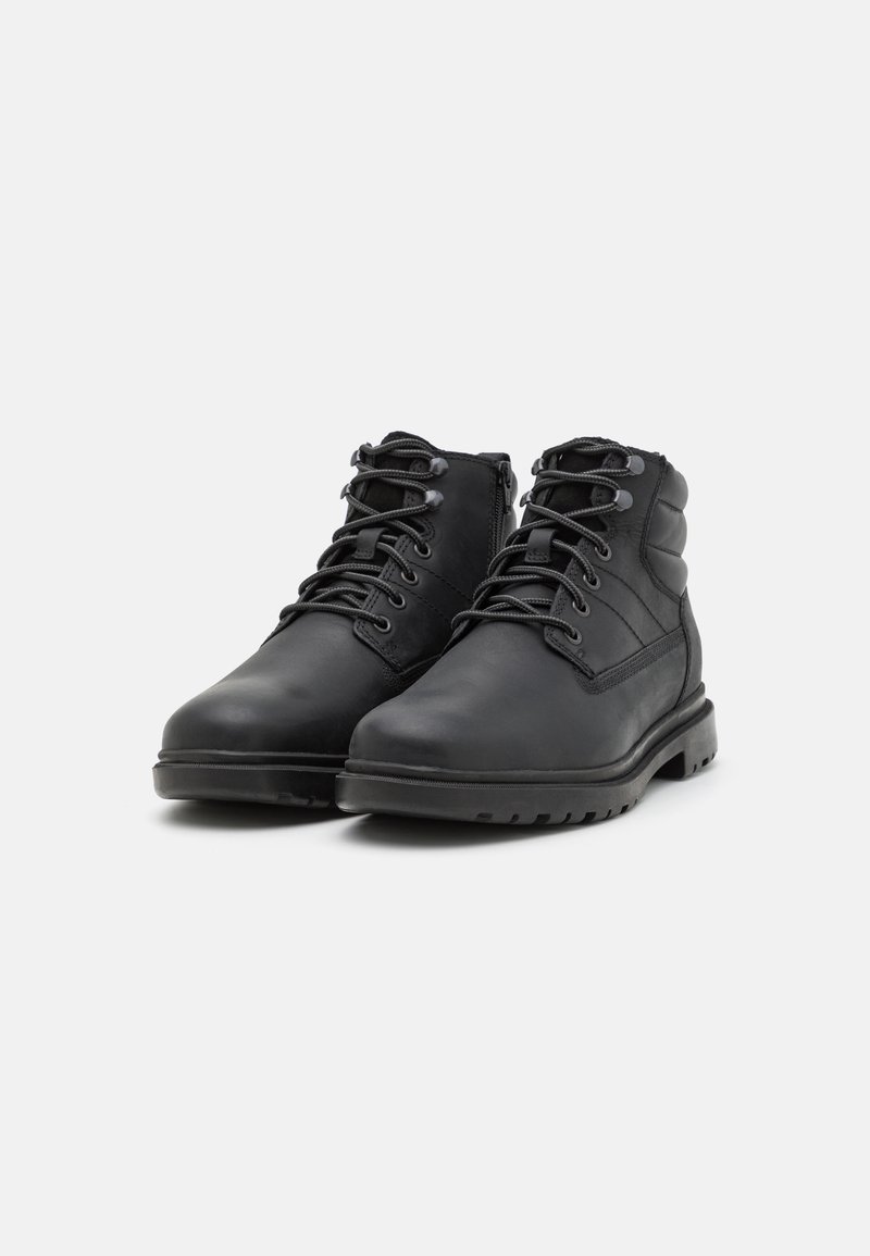 Schwarze Leder-Ankle-Boots mit einer runden Zehenform, gepolstertem Schaft, Schnürdesign und strukturiertem Zungenbereich. Gummisohle mit rutschfester Ausstattung.