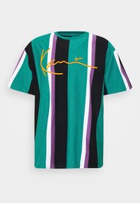 Koszulka z krótkim rękawem w pionowe paski w kolorach zielonym, czarnym, białym i purpurowym, z pomarańczowym kolorowym logo na piersi.