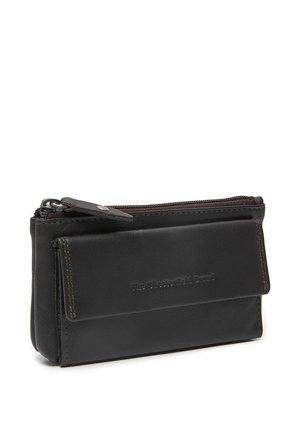 Cartera de cuero negro con compartimento superior con cremallera y bolsillo frontal con solapa, con el nombre de la marca en relieve en la solapa.