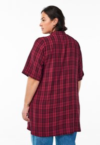 Rood en zwart geruit shirt van een lichtgewicht stof, met korte mouwen, een rechte zoom en een losse pasvorm.