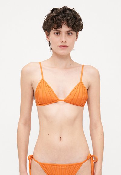 Top bikini arancione con coppe triangolari, caratterizzato da una texture a strisce verticali e spalline sottili regolabili. Il fondo coordinato presenta dei lacci laterali.