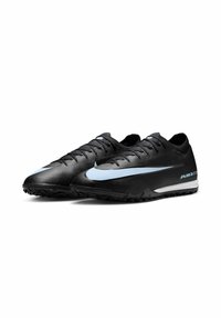 Zapatillas deportivas negras con una parte superior de cuero texturizado, que cuentan con un swoosh azul claro y una suela de goma negra con tacos de tracción.