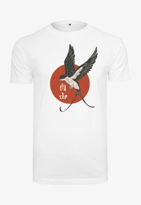 Camiseta blanca de algodón con un diseño de pájaro en negro y gris sobre un círculo rojo, con caracteres japoneses debajo del pájaro.