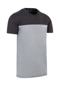 T-Shirt mit kurzen Ärmeln, das ein Farbblockdesign aufweist, mit einem dunkelgrauen oberen und einem hellgrauen unteren Abschnitt. Schlichte Textur, Logo-Detail.