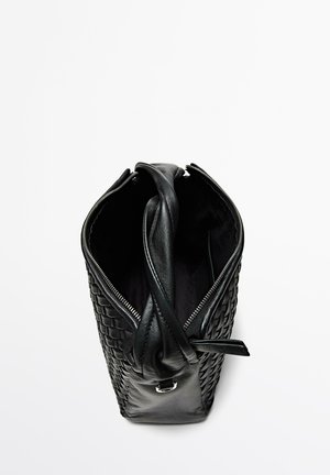 Borsa in pelle nera con trama intrecciata, chiusura con zip e manici superiori. Design aperto che rivela una fodera interna liscia.