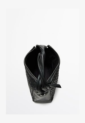 Svart läderväska med vävd textur, dragkedjestängning och handtag upptill. Öppet design avslöjar ett slätt foder på insidan.