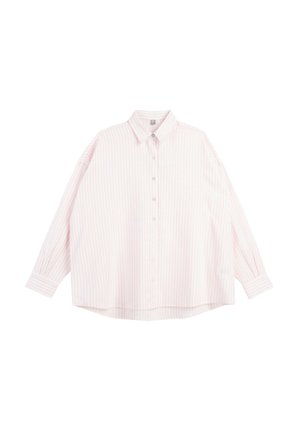 Luźna koszula z długim rękawem zapinana na guziki, z jasnoróżowymi i białymi pionowymi paskami oraz klasycznym kołnierzem na białym tle.