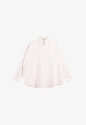 Luźna koszula z długim rękawem zapinana na guziki, z jasnoróżowymi i białymi pionowymi paskami oraz klasycznym kołnierzem na białym tle.