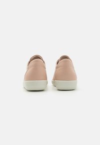 Rózsaszín szintetikus slip-on cipők sima felülettel, fehér gumitalppal és minimális varrási részletekkel a hátsó és az oldalsó részeken.