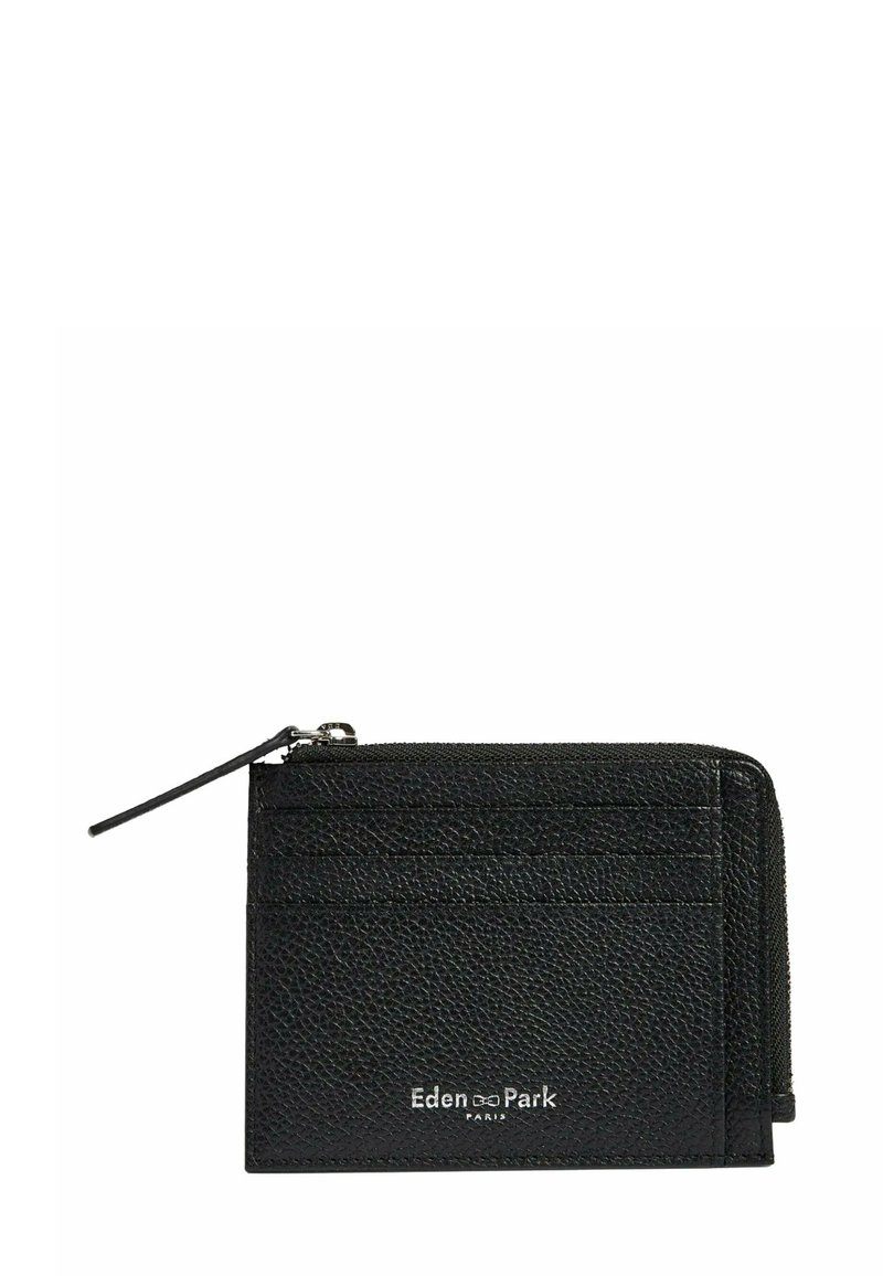 Portefeuille en cuir noir à finition texturée, doté de plusieurs emplacements pour cartes, d'un compartiment zippé et d'un logo en bas.