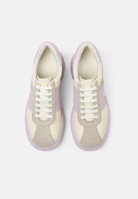 Sneaker aus Leder und Wildleder, mit einer Farbgestaltung in Creme, Lavendel und Beige, runder Zehenform und weißen Schnürsenkeln.
