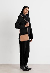 Calvin Klein LINE QUILT - Borsa a tracolla - lion