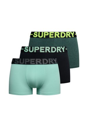 Tre par herreboxershorts i mintgrøn, sort og mørkegrøn med 'SUPERDRY' branded taljebånd i kontrastfarver.