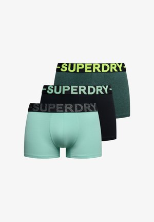 Tre par herreboxershorts i mintgrøn, sort og mørkegrøn med 'SUPERDRY' branded taljebånd i kontrastfarver.