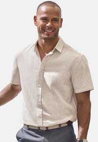 Hellbeige Kurzarmhemd mit feinen weißen vertikalen Streifen, aus strukturiertem Stoff, mit einer Knopfleiste und einem Kragen.