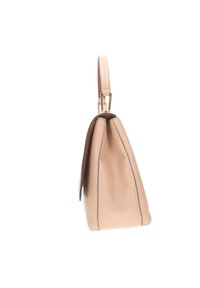 Borsa in pelle beige con una forma strutturata, dotata di un manico corto e di accenti in metallo dorato. Texture liscia con dettagli cuciti.