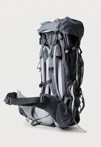 Černý a šedý batoh s nastavitelnými popruhy, polstrovaným zádovým panelem a různými kapsami. Obsahuje horní klapku a boční kompresní popruhy.