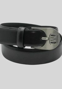 Cintura nera in pelle con trama liscia, dotata di fibbia in metallo argento con logo in rilievo. La cinghia è piatta e dal design semplice.