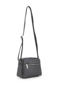 Czarna torebka crossbody z teksturowanej skóry, o prostokątnym kształcie i długim pasku. Posiada przednią kieszeń na zamek błyskawiczny. Wykończona srebrnymi elementami.