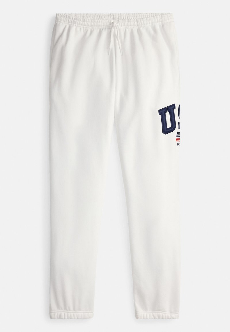 Pantalon de survêtement blanc avec une taille élastique, comportant les lettres "USA" en bleu marine et un petit drapeau en accent sur la jambe gauche. Texture lisse.