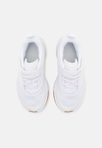 Nike Performance OMNI MULTI-COURT - Trainers - white/pure platinum/light smoke grey