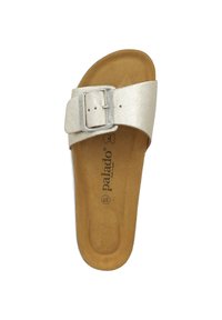 Sandal con zeppa piatta con cinturino metallico argento, grande fibbia e soletta imbottita color beige. Design semplice, con texture liscia e senza motivi.