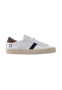 Sneaker bianco a basso profilo con suola beige, striscia laterale blu navy, toppa sul tallone marrone e lacci bianchi, vista laterale su sfondo bianco.