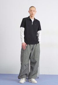 adidas Originals TREFOIL ESSENTIALS WAFFLE - Polo - black