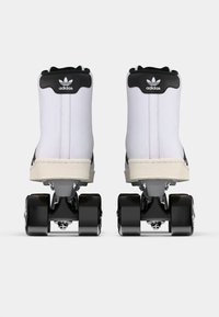 Λευκά πατίνια με μαύρο κολάρο, κρεμ σόλα και τέσσερις μαύρους τροχούς. Λογότυπο Adidas στο πίσω μέρος. Λείος δερμάτινος υφάσματος, ψηλή σχεδίαση.