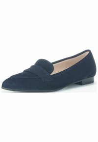 Marineblauwe suede loafer met een spitse neus en een gladde banddetail over de bovenkant. Heeft een lage, solide zwarte hak.
