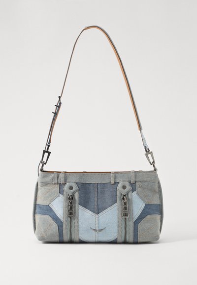 Denim-Schultertasche in blauem Farbschema, mit zwei Reißverschlusstaschen, einer strukturierten Form und einem Ledertragegurt.