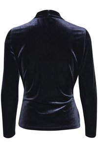 Top lungo in velluto blu navy a maniche lunghe con colletto alto. Texture liscia e design aderente. Cuciture visibili lungo le maniche e l'orlo inferiore.