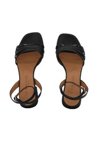 Sandali neri open-toe con molte cinghie strette su una base quadrata e una soletta marrone chiaro. Cinghia regolabile alla caviglia con fibbia.