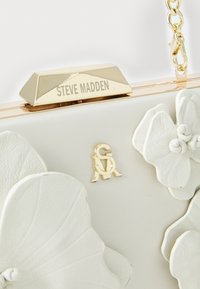 Steve Madden BSWEETS - Alkalmi kézitáska - ivory