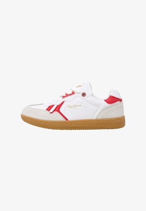Zapatilla deportiva blanca con acentos rojos, parte superior de ante y sintético, punta redonda, cordones blancos, logo dorado y suela de goma.