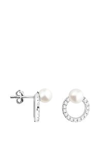 Silvriga örhängen med en rund pärla och en cirkulär kant av små klara kristaller, som visar en slät yta och en polerad finish.