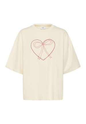 Tejszínszínű, túlméretezett póló pamutból, közepén piros szív masnival. Rövid ujjú, kerek nyakkivágással.