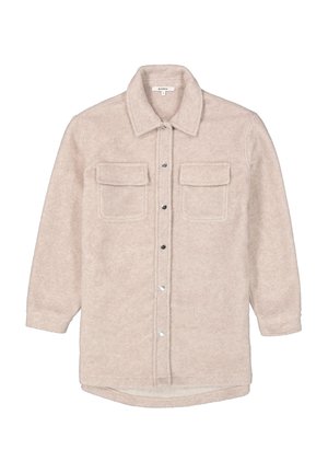 Fleece-Hemdjacke, hellbeige, lange Ärmel, knöpfbare Vorderseite, zwei aufgesetzte Taschen mit Klappen, abgerundeter Saum, weiche Textur.