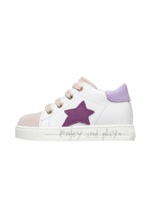Sneaker bianche in pelle con tacco lilla, lacci rosa chiaro e dettaglio a stella viola. La suola in gomma presenta il testo "Divertiti e gioca."