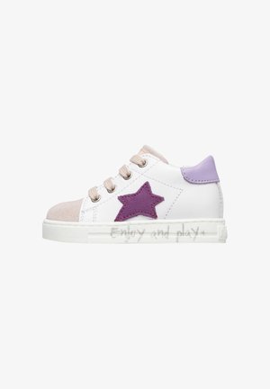 Weiße Leder-Sneaker mit einem lilafarbenen Absatz, hellrosa Schnürsenkeln und einem lila Sternenmotiv. Die Gummisohle trägt den Text "Genießen und Spielen."