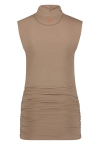 Ärmlös polotröja i ljus beige, med rynkade sidor, mjuk tygstruktur och en liten broderad logotyp vid bakre halslinningen.