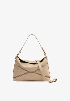 Beige skuldertaske i læder med justerbare dobbelte stropper og dekorativt syet X-mønster foran, hvilende på hvid baggrund.