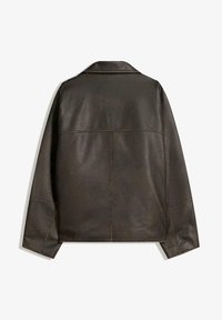 Hnedá kožená bunda s hladkou textúrou, štruktúrovaným tvarom a špicatým golierom; obsahuje švy na zadnej strane a rukávoch.