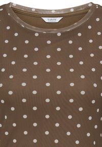 Chemise marron à col rond avec des pois blancs et une étiquette de marque b.young au niveau du col.