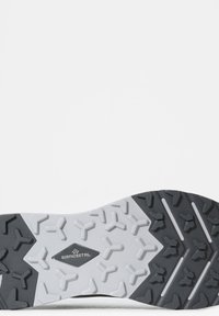 Suela de zapato con una parte exterior de goma negra y gris, con un patrón de agarre texturizado, formas triangulares y hexagonales, y un logo central.