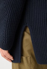 Marc O'Polo LONGSLEEVE STAND UP COLLAR - Strikkegenser - deep blue sea