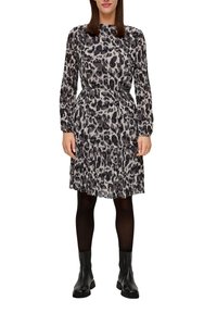 Langärmliges Kleid mit einem schwarz-grauen Leopardenmuster, das eine taillierte Taille und einen gestuften Rock aufweist. Hergestellt aus leichtem Material.